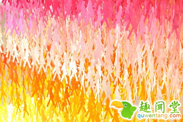 美轮美奂！艺术家打造18000张剪纸，有100种不同的颜色