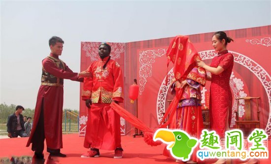 乐开花！黑人小伙迎娶中国娇妻办中式婚礼