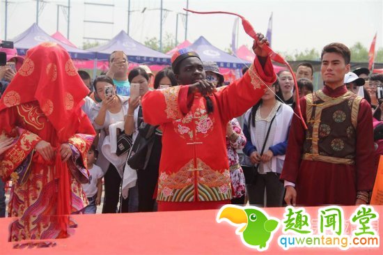 乐开花！黑人小伙迎娶中国娇妻办中式婚礼