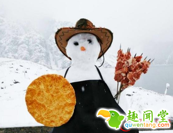 天山天池迎来首场降雪 特色新疆雪人亮了
