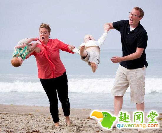 被父母玩坏了的亲子照，宝宝们的表情太亮了~