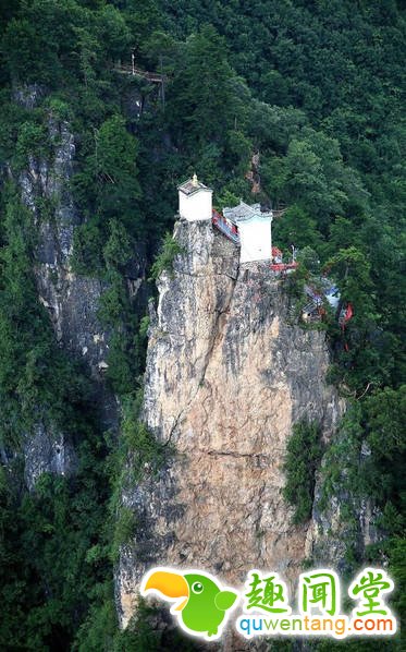 塔云山观屹立绝壁400年 世界上最险要的房子在中国