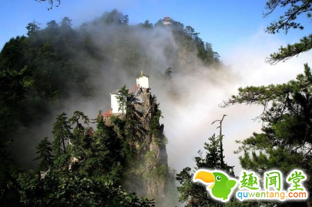 塔云山观屹立绝壁400年 世界上最险要的房子在中国