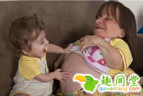 袖珍姑娘三度当妈，大肚如海绵宝宝