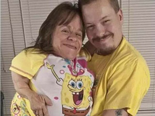 袖珍姑娘三度当妈，大肚如海绵宝宝