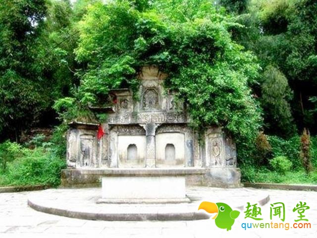 五百年前一高人发现一地方，老汉葬在这里，孙子成了皇帝