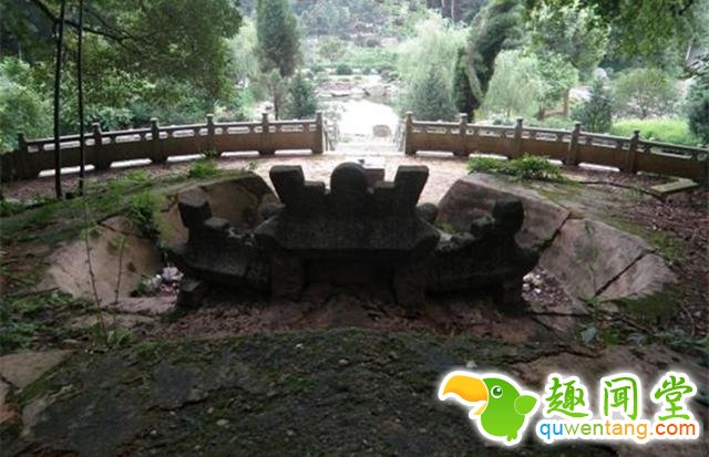 五百年前一高人发现一地方，老汉葬在这里，孙子成了皇帝