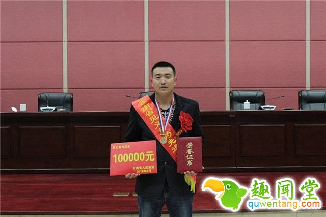  普通农民张健      抢下将投向人群的手榴弹      当时我没有想那么多，就想着只要能够救更多人，就算献出我的命也值了?！沤?     云南省另一名获得“全国见义勇为模范”称号的英雄是来自马关县南捞乡塘房二组的张健，他是一名普通的农民。      2014年11月10日18时57分，张健和朋友约在马关林业局对面一饭店吃饭。刚点了菜，张健就看见一男子走了进来，既不就座也不点菜，进出3个来回后，男子说：“你们吃好就出去吧！”老板娘见有人来捣乱，便要求对方不吃饭就出去。      本以为事情告一段落，但在张健等人坐在靠门边第一桌吃饭的过程中，突然一个冒着火花还带着青烟的东西从大门外滚了进来，来不及多想的张健大喊一声“手榴弹”，话音未落，“轰”的一声巨响，手榴弹就爆炸了，张健也被震得天旋地转，整个饭店里顿时哭声和尖叫声四起，场面一片混乱。待张健扶着墙站起来时，他看到刚才那名男子站在几米开外，手里还摆弄着另一颗手榴弹。      此时弹盖已经被拧开，露出了白色的引线。就在这千钧一发之际，张健没有丝毫犹豫，一个健步猛扑上去，双手紧紧扣住犯罪嫌疑人握住手榴弹的左手，并将对方重重按翻在地。当时看到手榴弹脱离犯罪嫌疑人的手滚落到一边，张健大喊一声：“快来帮忙，按住他的右手，这里还有一颗手榴弹”。在张健的急切呼唤下，一边的群众也迅速赶来一并制服了犯罪嫌疑人，直到民警赶到将嫌疑人铐住他们才松手。      张健在松手起身时，感到左脚麻木，他用手一摸才发现膝关节以下裤脚已被鲜血浸湿，脑门还在流血，自己已经两处受伤。      多亏他奋不顾身地一扑      据了解，当时在场吃饭的有30多人，如果没有张健那奋不顾身的一扑，第二颗手榴弹再爆炸，后果将不堪设想。      1987年出生的张健是云南省马关县南捞乡塘房二组小组长。他这种奋不顾身，勇斗歹徒的精神值得发扬，这种舍生取义、见义勇为的事迹，是我们学习的榜样，更是我们践行社会主义核心价值观活生生的教材，值得在全社会倡导和弘扬。      荣誉      2016年2月，被省人民政府表彰为2015年度云南省“见义勇为先进个人”。