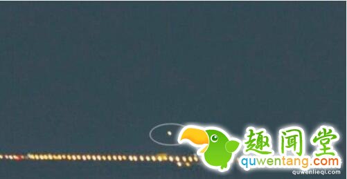 盘点中国10大UFO事件 至今仍是未解之谜  要说这个世界上没有外星人，恐怕很多人都不会相信，特别是对于那些UFO爱好者来说，不管是中国还是国外，在很多古代文献上都对UFO有很多记载，但是它们都存在着极大的不确定性，正因为如此，长期以来这类事件就会引起很多人的关注。  1、凤凰山外星接触事件  1994年5月~6月，黑龙江五常县凤凰山一位名叫孟照国的普通村民多次与外星人接触。外星人先后电击孟照国，对他进行采种，甚至穿墙而来带他参观飞碟基地。该事件报道后，引起了全世界的关注。原中国UFO研究会专家委员会和学术委员会己于1997年8月23日作出了初步的结论，认为这次UFO的事件是真实的。  2、UFO都溪毁林事件  1994年12月1日凌晨三时，火球状的不明飞行物骤至都溪林场，其巨大的声响惊醒了林场职工以及附近居民。众人眼见林场内的四百亩松林被拦腰折断、房顶被毁，奇特的是人畜家禽却无一伤亡，甚至连穿过林区的高压线亦完好无损。  3、上海129UFO事件  2006年12月9日下午4时30分至5时5分，在上海市西部天空中出现了“不明飞行物”，目击者成千上万。随着电视、电台、报纸的大量报导，已引起社会公众的热烈反响，与之相关的各种猜测和推想亦有报道。  4、“杜立巴石碟”之谜  1938年，一支考古队在与世隔绝的巴颜喀拉山脉取得了惊人的发现。他们在山洞中发现了形状奇特的遗骸和数百个神秘的“杜立巴石碟”。据说，当时考古队还在石壁上发现太阳、星星以及其他天体的图画。考古学家推测，这些东西都是1万2千年前外星人造访地球时留下的，但那些山洞后来再也没有被找到过。  5、泰安UFO事件  2005年2月23日(元宵节)，泰安市西北方向上空出现了不明飞行物。摄影爱好者蔡志亭在市政广场中心花园拍摄元宵节烟花时，拍下了这个类似草帽形状的UFO。事件报道后，引起多方媒体的关注，包括中央电视台新闻频道在内的多加媒体先后报道了此次事件。  6、微山UFO活动事件  2003年5月2日晚，山东省微山县欢城镇界牌口村发现不明飞行物，不明飞行物在该村上空飞行逗留2小时之久。对于此事，《济南时报》分别以《微山县出现不明飞行物》和《不明飞行物现微山》为题，先后两次进行报道。  7、“白衣怪人”事件  1967年8月14日夜，符宗杰同其家人坐在村口的桥栏上纳凉时，同时看见5个身穿白衣的怪人。第一个人身形高大，约有3米，后面四人身高逐渐下降，到最后一个时已同普通人类一样高。这5个白衣人在桥上停下脚步，他们东张西望，时而来回走动，时而蹲地忙碌着。约过两三分钟，白衣怪人似乎发现有人在窥视，他们排队离开并消失于附近的小树丛中。  8、哈尔滨UFO事件调查纪实  2001年 8月24日晨1~1：30期间，有UFO列队和变队飞过哈尔滨上空。目击者达上百人，电话汇报目击经过者达30多人。目击者声称自己看到的绝不是流星，也不是飞机、天象及自然天体。这次UFO事件轰动很大，目击者之多、范围之广令人惊叹，哈尔滨《新晚报》8月25日第2版已刊登这则消息。  9、我国两次百万人目击UFO事件  1981年7月24日22时33分至52分出现的螺旋状UFO和1995年7月26日22时0分至25分出现的扇状UFO，我国十多个省直辖市的目击者有上百万，其中就有中国科学院南京紫金山天文台的好几位天文工作者。  10、清代《赤焰腾空》  清代画家如作于1892年(光绪十八年)的画作《赤焰腾空》，绘有许多身着长袍马褂的市民聚集在南京夫子庙朱雀桥头，仰望空中一团火球。这是中国最早的关于UFO的图画，成为今人研究UFO的珍贵历史资料?；以诨嫔戏铰淇钚吹剑? “九月二十八日，晚间八点钟时，金陵(今南京市)城南，偶忽见火毯(即球)一团，自西向东，型如巨卵，色红而无光，飘荡半空，其行甚缓。维时浮云蔽空，天色昏暗。举头仰视，甚觉分明，立朱雀桥上，翘首踮足者不下数百人。约一炊许渐远渐减。有谓流星过境者，然星之驰也，瞬息即杳。此球自近而远，自有而无，甚属濡滞，则非星驰可知。有谓儿童放天灯者，是夜风暴向北吹，此球转向东去，则非天登又可知。众口纷纷，穷于推测。有一叟云，是物初起时微觉有声，非静听不觉也，系由南门外腾越而来者。嘻，异矣!”