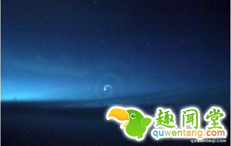 盘点中国10大UFO事件 至今仍是未解之谜  要说这个世界上没有外星人，恐怕很多人都不会相信，特别是对于那些UFO爱好者来说，不管是中国还是国外，在很多古代文献上都对UFO有很多记载，但是它们都存在着极大的不确定性，正因为如此，长期以来这类事件就会引起很多人的关注。  1、凤凰山外星接触事件  1994年5月~6月，黑龙江五常县凤凰山一位名叫孟照国的普通村民多次与外星人接触。外星人先后电击孟照国，对他进行采种，甚至穿墙而来带他参观飞碟基地。该事件报道后，引起了全世界的关注。原中国UFO研究会专家委员会和学术委员会己于1997年8月23日作出了初步的结论，认为这次UFO的事件是真实的。  2、UFO都溪毁林事件  1994年12月1日凌晨三时，火球状的不明飞行物骤至都溪林场，其巨大的声响惊醒了林场职工以及附近居民。众人眼见林场内的四百亩松林被拦腰折断、房顶被毁，奇特的是人畜家禽却无一伤亡，甚至连穿过林区的高压线亦完好无损。  3、上海129UFO事件  2006年12月9日下午4时30分至5时5分，在上海市西部天空中出现了“不明飞行物”，目击者成千上万。随着电视、电台、报纸的大量报导，已引起社会公众的热烈反响，与之相关的各种猜测和推想亦有报道。  4、“杜立巴石碟”之谜  1938年，一支考古队在与世隔绝的巴颜喀拉山脉取得了惊人的发现。他们在山洞中发现了形状奇特的遗骸和数百个神秘的“杜立巴石碟”。据说，当时考古队还在石壁上发现太阳、星星以及其他天体的图画。考古学家推测，这些东西都是1万2千年前外星人造访地球时留下的，但那些山洞后来再也没有被找到过。  5、泰安UFO事件  2005年2月23日(元宵节)，泰安市西北方向上空出现了不明飞行物。摄影爱好者蔡志亭在市政广场中心花园拍摄元宵节烟花时，拍下了这个类似草帽形状的UFO。事件报道后，引起多方媒体的关注，包括中央电视台新闻频道在内的多加媒体先后报道了此次事件。  6、微山UFO活动事件  2003年5月2日晚，山东省微山县欢城镇界牌口村发现不明飞行物，不明飞行物在该村上空飞行逗留2小时之久。对于此事，《济南时报》分别以《微山县出现不明飞行物》和《不明飞行物现微山》为题，先后两次进行报道。  7、“白衣怪人”事件  1967年8月14日夜，符宗杰同其家人坐在村口的桥栏上纳凉时，同时看见5个身穿白衣的怪人。第一个人身形高大，约有3米，后面四人身高逐渐下降，到最后一个时已同普通人类一样高。这5个白衣人在桥上停下脚步，他们东张西望，时而来回走动，时而蹲地忙碌着。约过两三分钟，白衣怪人似乎发现有人在窥视，他们排队离开并消失于附近的小树丛中。  8、哈尔滨UFO事件调查纪实  2001年 8月24日晨1~1：30期间，有UFO列队和变队飞过哈尔滨上空。目击者达上百人，电话汇报目击经过者达30多人。目击者声称自己看到的绝不是流星，也不是飞机、天象及自然天体。这次UFO事件轰动很大，目击者之多、范围之广令人惊叹，哈尔滨《新晚报》8月25日第2版已刊登这则消息。  9、我国两次百万人目击UFO事件  1981年7月24日22时33分至52分出现的螺旋状UFO和1995年7月26日22时0分至25分出现的扇状UFO，我国十多个省直辖市的目击者有上百万，其中就有中国科学院南京紫金山天文台的好几位天文工作者。  10、清代《赤焰腾空》  清代画家如作于1892年(光绪十八年)的画作《赤焰腾空》，绘有许多身着长袍马褂的市民聚集在南京夫子庙朱雀桥头，仰望空中一团火球。这是中国最早的关于UFO的图画，成为今人研究UFO的珍贵历史资料。画家在画面上方落款写到：  “九月二十八日，晚间八点钟时，金陵(今南京市)城南，偶忽见火毯(即球)一团，自西向东，型如巨卵，色红而无光，飘荡半空，其行甚缓。维时浮云蔽空，天色昏暗。举头仰视，甚觉分明，立朱雀桥上，翘首踮足者不下数百人。约一炊许渐远渐减。有谓流星过境者，然星之驰也，瞬息即杳。此球自近而远，自有而无，甚属濡滞，则非星驰可知。有谓儿童放天灯者，是夜风暴向北吹，此球转向东去，则非天登又可知。众口纷纷，穷于推测。有一叟云，是物初起时微觉有声，非静听不觉也，系由南门外腾越而来者。嘻，异矣!”