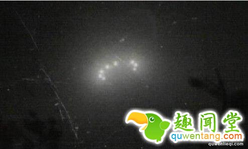 盘点中国10大UFO事件 至今仍是未解之谜  要说这个世界上没有外星人，恐怕很多人都不会相信，特别是对于那些UFO爱好者来说，不管是中国还是国外，在很多古代文献上都对UFO有很多记载，但是它们都存在着极大的不确定性，正因为如此，长期以来这类事件就会引起很多人的关注。  1、凤凰山外星接触事件  1994年5月~6月，黑龙江五常县凤凰山一位名叫孟照国的普通村民多次与外星人接触。外星人先后电击孟照国，对他进行采种，甚至穿墙而来带他参观飞碟基地。该事件报道后，引起了全世界的关注。原中国UFO研究会专家委员会和学术委员会己于1997年8月23日作出了初步的结论，认为这次UFO的事件是真实的。  2、UFO都溪毁林事件  1994年12月1日凌晨三时，火球状的不明飞行物骤至都溪林场，其巨大的声响惊醒了林场职工以及附近居民。众人眼见林场内的四百亩松林被拦腰折断、房顶被毁，奇特的是人畜家禽却无一伤亡，甚至连穿过林区的高压线亦完好无损。  3、上海129UFO事件  2006年12月9日下午4时30分至5时5分，在上海市西部天空中出现了“不明飞行物”，目击者成千上万。随着电视、电台、报纸的大量报导，已引起社会公众的热烈反响，与之相关的各种猜测和推想亦有报道。  4、“杜立巴石碟”之谜  1938年，一支考古队在与世隔绝的巴颜喀拉山脉取得了惊人的发现。他们在山洞中发现了形状奇特的遗骸和数百个神秘的“杜立巴石碟”。据说，当时考古队还在石壁上发现太阳、星星以及其他天体的图画?？脊叛Ъ彝撇?，这些东西都是1万2千年前外星人造访地球时留下的，但那些山洞后来再也没有被找到过。  5、泰安UFO事件  2005年2月23日(元宵节)，泰安市西北方向上空出现了不明飞行物。摄影爱好者蔡志亭在市政广场中心花园拍摄元宵节烟花时，拍下了这个类似草帽形状的UFO。事件报道后，引起多方媒体的关注，包括中央电视台新闻频道在内的多加媒体先后报道了此次事件。  6、微山UFO活动事件  2003年5月2日晚，山东省微山县欢城镇界牌口村发现不明飞行物，不明飞行物在该村上空飞行逗留2小时之久。对于此事，《济南时报》分别以《微山县出现不明飞行物》和《不明飞行物现微山》为题，先后两次进行报道。  7、“白衣怪人”事件  1967年8月14日夜，符宗杰同其家人坐在村口的桥栏上纳凉时，同时看见5个身穿白衣的怪人。第一个人身形高大，约有3米，后面四人身高逐渐下降，到最后一个时已同普通人类一样高。这5个白衣人在桥上停下脚步，他们东张西望，时而来回走动，时而蹲地忙碌着。约过两三分钟，白衣怪人似乎发现有人在窥视，他们排队离开并消失于附近的小树丛中。  8、哈尔滨UFO事件调查纪实  2001年 8月24日晨1~1：30期间，有UFO列队和变队飞过哈尔滨上空。目击者达上百人，电话汇报目击经过者达30多人。目击者声称自己看到的绝不是流星，也不是飞机、天象及自然天体。这次UFO事件轰动很大，目击者之多、范围之广令人惊叹，哈尔滨《新晚报》8月25日第2版已刊登这则消息。  9、我国两次百万人目击UFO事件  1981年7月24日22时33分至52分出现的螺旋状UFO和1995年7月26日22时0分至25分出现的扇状UFO，我国十多个省直辖市的目击者有上百万，其中就有中国科学院南京紫金山天文台的好几位天文工作者。  10、清代《赤焰腾空》  清代画家如作于1892年(光绪十八年)的画作《赤焰腾空》，绘有许多身着长袍马褂的市民聚集在南京夫子庙朱雀桥头，仰望空中一团火球。这是中国最早的关于UFO的图画，成为今人研究UFO的珍贵历史资料?；以诨嫔戏铰淇钚吹剑? “九月二十八日，晚间八点钟时，金陵(今南京市)城南，偶忽见火毯(即球)一团，自西向东，型如巨卵，色红而无光，飘荡半空，其行甚缓。维时浮云蔽空，天色昏暗。举头仰视，甚觉分明，立朱雀桥上，翘首踮足者不下数百人。约一炊许渐远渐减。有谓流星过境者，然星之驰也，瞬息即杳。此球自近而远，自有而无，甚属濡滞，则非星驰可知。有谓儿童放天灯者，是夜风暴向北吹，此球转向东去，则非天登又可知。众口纷纷，穷于推测。有一叟云，是物初起时微觉有声，非静听不觉也，系由南门外腾越而来者。嘻，异矣!”