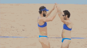 男人穿上比基尼去打沙排，这群辣眼睛的小妖孽