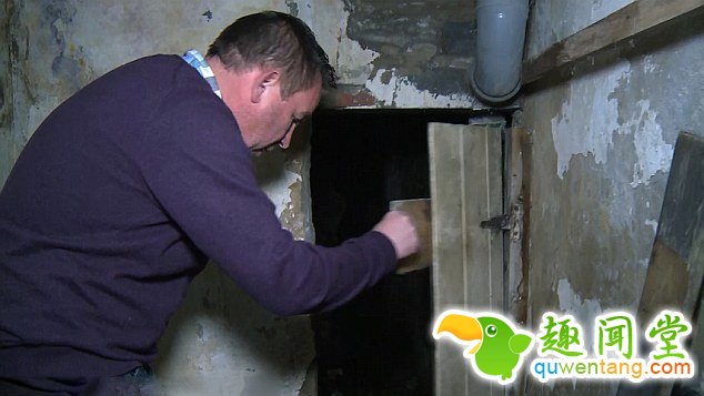 　 　 据英国《每日邮报》3月29日报道，英国威尔士小城纽基的商铺店主大卫?爱德华兹在自家商店的地下室壁橱里发现了一条50英尺(15米)长、直通海岸的秘密通道。专家认为这是17-18世纪走私者用来偷运走私物品的密道。