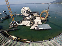 重口味！湖上直接搁了一座“浮尸”做剧院