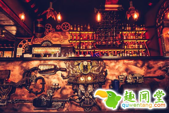 有个爱蒸汽朋克的设计师，花两年做了这么个酒吧
