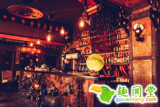 有个爱蒸汽朋克的设计师，花两年做了这么个酒吧