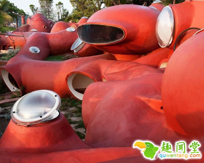 Maison Bernard：外型怪異、宛如來自外星球的鮮豔泡泡建築 3