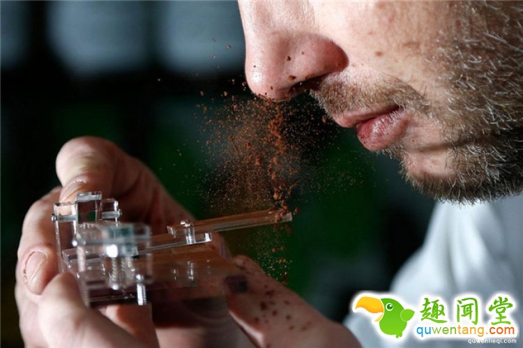 比利时人发明巧克力神器，从鼻孔里吸食，说不会胖