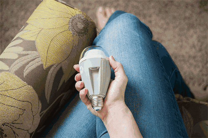 总是找不到充电线？让这个能充电的灯泡拯救你~