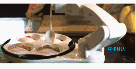 这款机械手臂自带饭碗和汤勺，让喂食变得更酷炫