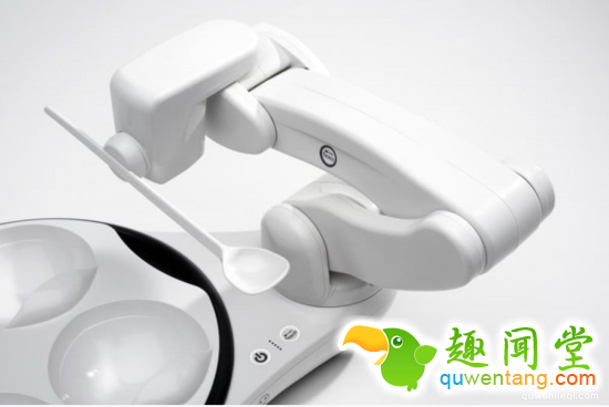 这款机械手臂自带饭碗和汤勺，让喂食变得更酷炫