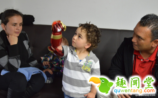 独臂男孩获“钢铁侠”假肢，变成心中的超级英雄