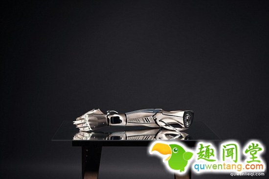 残疾小伙的义肢碉堡！能给手机充电还配有无人机