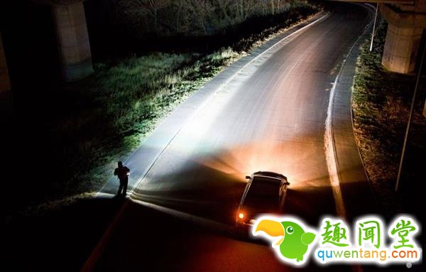 Repulsor这个手电筒太变态了：比车灯还亮！
