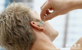 挖耳朵别用棉花棒！专家警告：小心造成听