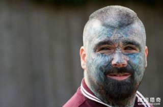 吓哭宝宝！这个英国男人，全身上下都是纹