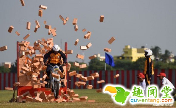 印度军校阅兵彩排 场面堪比杂技表演！ 第1张图片