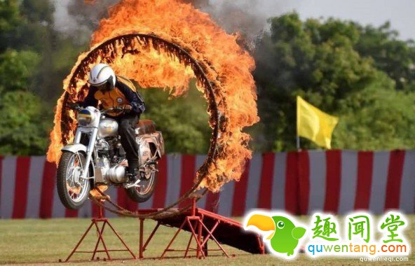 印度军校阅兵彩排 场面堪比杂技表演！ 第5张图片