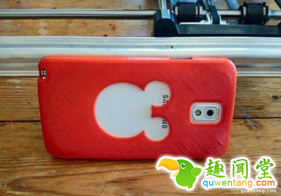 这个神奇的自动售货机，能把塑料垃圾秒变手机壳