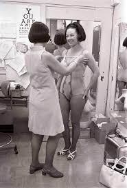 15个女孩们必须要知道的「妳在20岁、30岁、40岁的胸部变化」。塬来「善待胸部的防下垂绝招」这么简单！