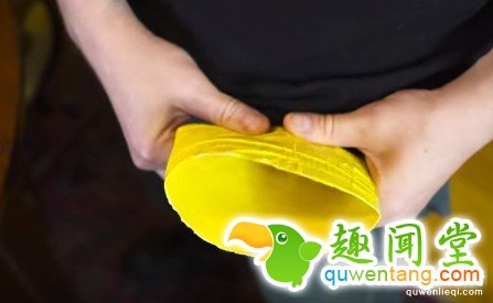 他先是用胶带这样把瓶子给环绕贴起来，接下来的超完美物品就是你每天都需要的完美物品！