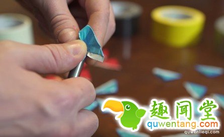 他先是用胶带这样把瓶子给环绕贴起来，接下来的超完美物品就是你每天都需要的完美物品！