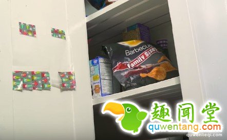 他先是用胶带这样把瓶子给环绕贴起来，接下来的超完美物品就是你每天都需要的完美物品！