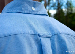 没想到！在以前衬衫后领下方的小环是用来