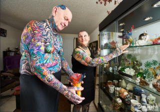 除了脸和脚趾，这对老年情侣身上纹满了纹