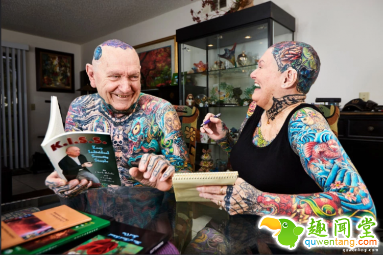 除了脸和脚趾，这对老年情侣身上纹满了纹身，一举冲破吉尼斯世界纪录