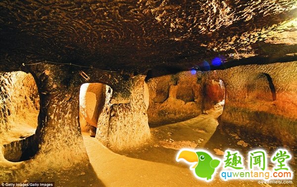 男子家中挖出千年地下城市：深入地表18层！