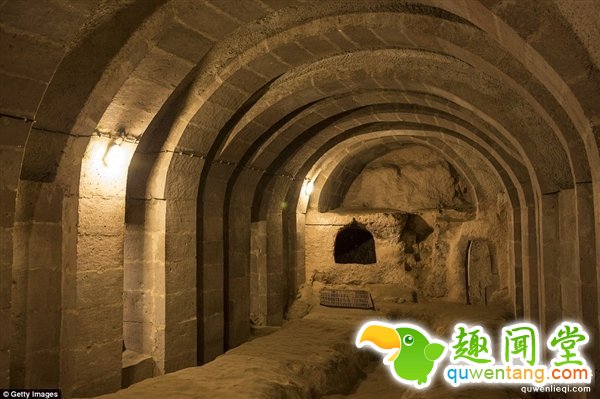 男子家中挖出千年地下城市：深入地表18层！