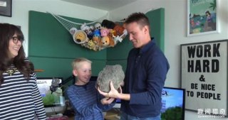 震惊！男孩在网上买了块石头玩， 砸开后