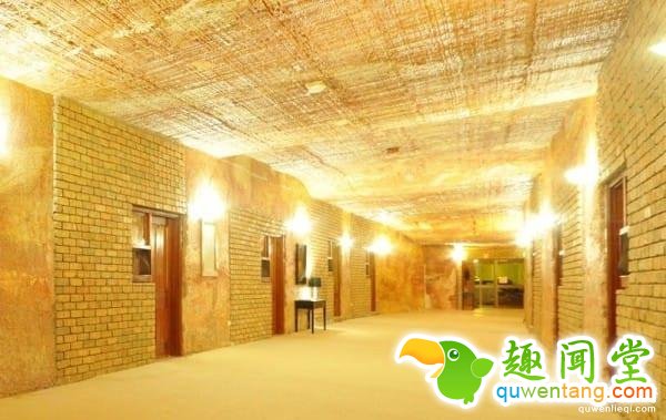 整个村庄1600人都生活在地下，生活设施一应俱全