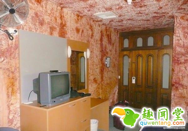 整个村庄1600人都生活在地下，生活设施一应俱全