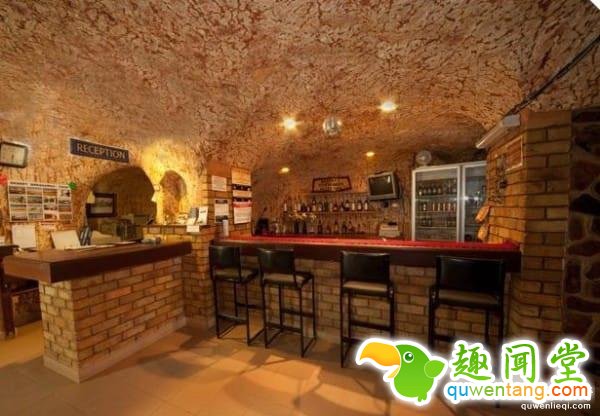 整个村庄1600人都生活在地下，生活设施一应俱全