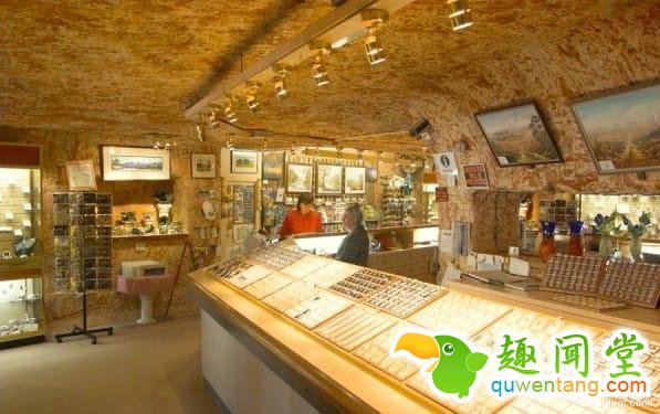 整个村庄1600人都生活在地下，生活设施一应俱全