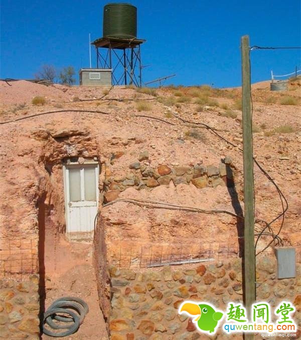 整个村庄1600人都生活在地下，生活设施一应俱全