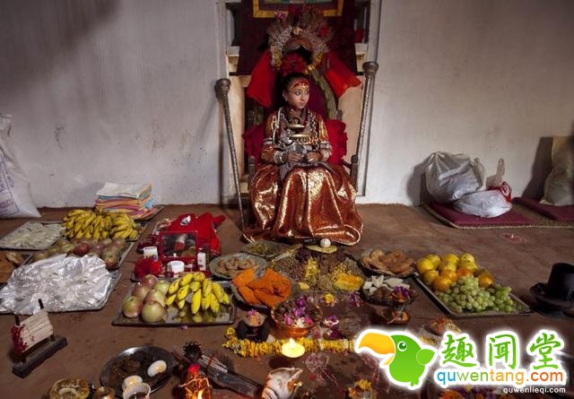 实拍尼泊尔“活女神”，初潮来之前脚不能沾地