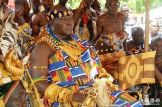 非洲酋长的生活有多奢侈？不光身上金子多